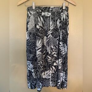 Eden & Olivia Monochrome Leaf Pattern Skirt